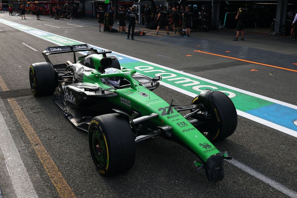 Twisted snout: Hulkenberg recovers to the pits with his front wing missing