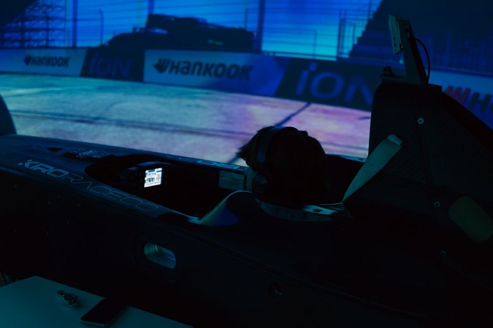 Il simulatore di Cupra Kiro con Dan Ticktum al volante
