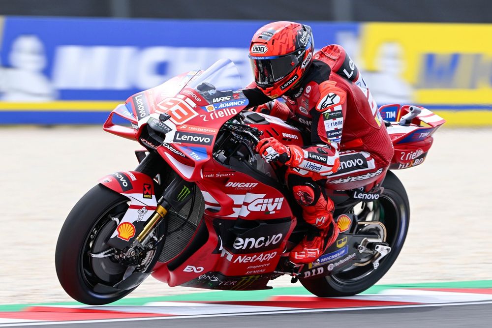 Márquez gana con una mano la sprint en Hungría 
