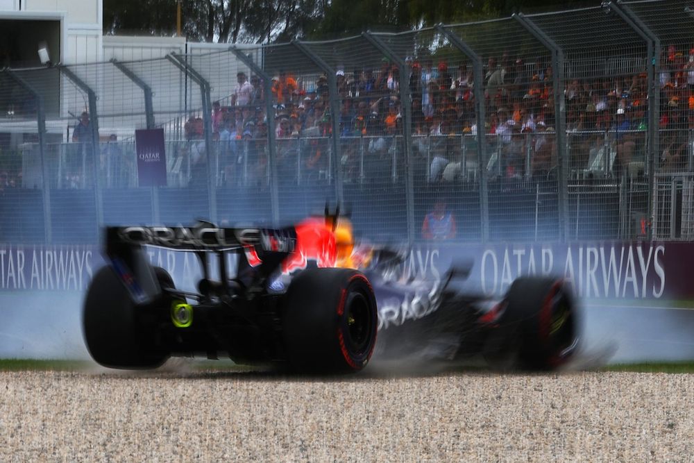 La sortie de piste de Max Verstappen lors des qualifications du GP d'Australie 2026.