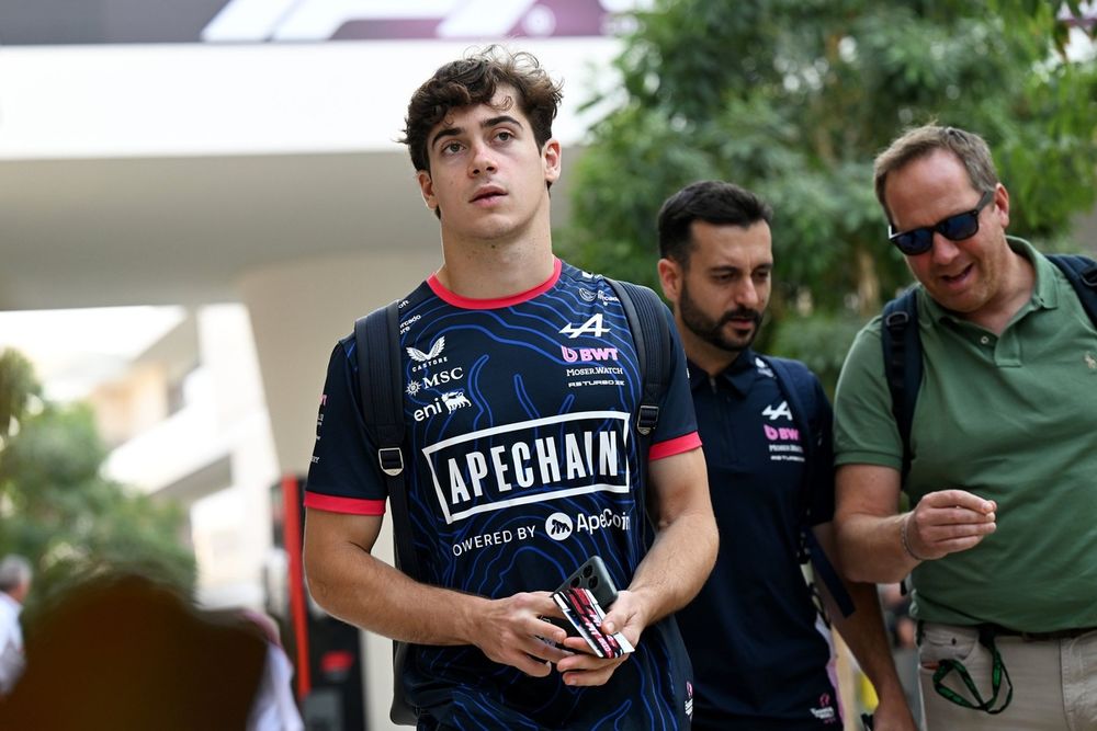 Franco Colapinto, Alpine, al llegar al paddock del GP de Qatar.