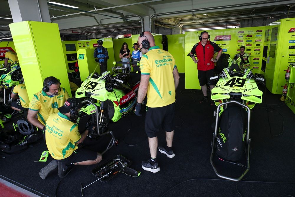Todos los pilotos de MotoGP cuentan con dos motos en sus garajes para competir