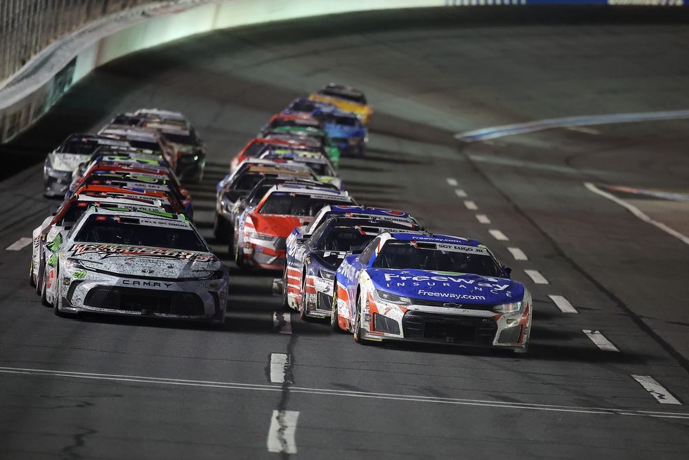 Daniel Suarez leads on a restart, No. 7 Spire Motorsports Chevrolet