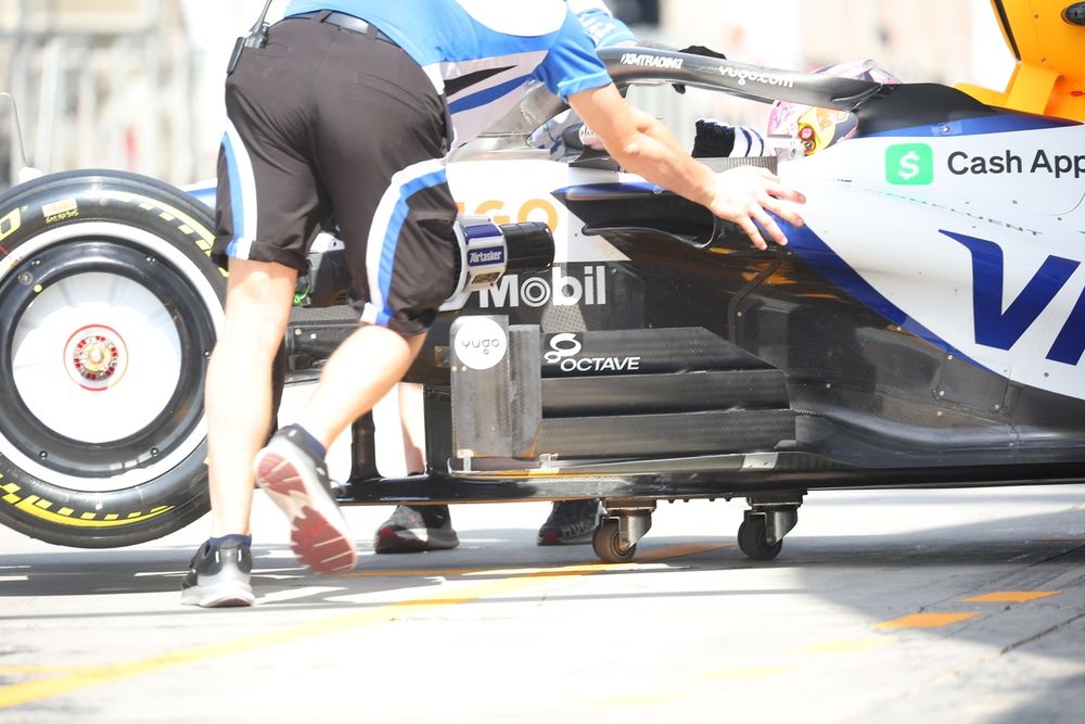 Racing Bulls VCARB03, dettaglio del bargeboard visto nei test in Bahrain