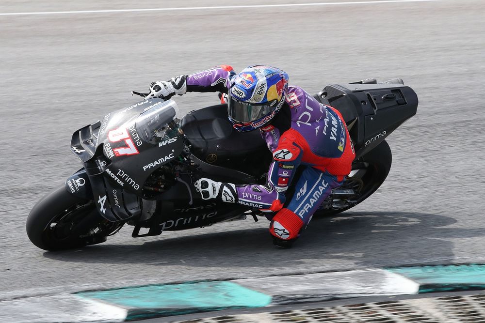 Toprak Razgatlioglu reed op een Yamaha met oude vleugels aan de voorkant en zonder vleugeltjes aan de achterkant.