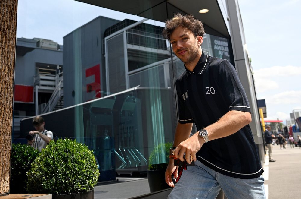Pierre Gasly in de paddock in Barcelona.