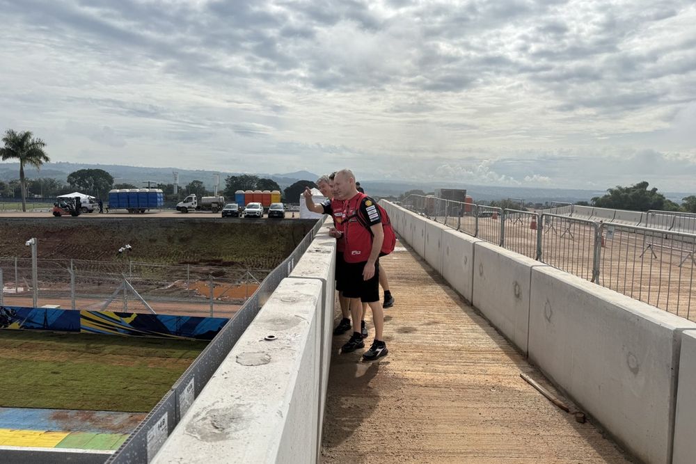 Des ingénieurs à leur arrivée sur le circuit de Goiânia