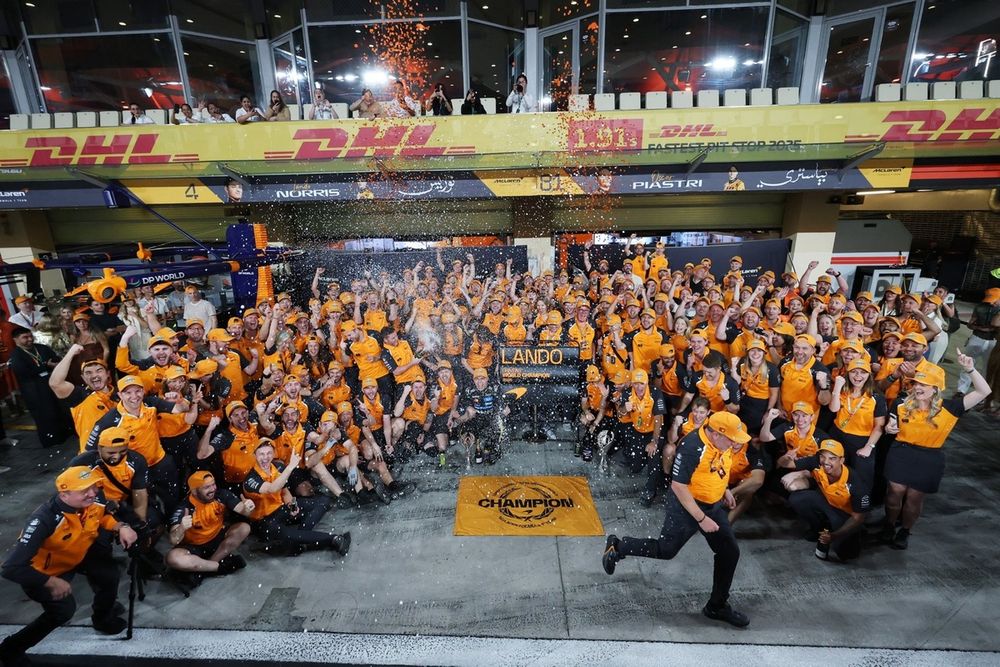 La McLaren festeggia il doppio mondiale