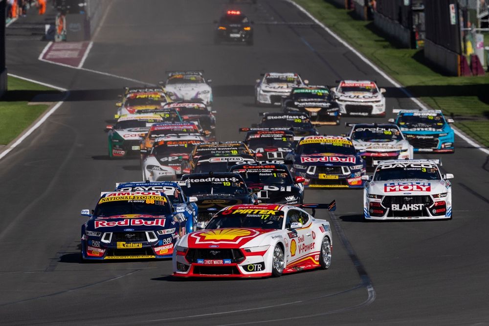 Brody Kostici e Dick Johnson Correndo no Ford Mustang GT