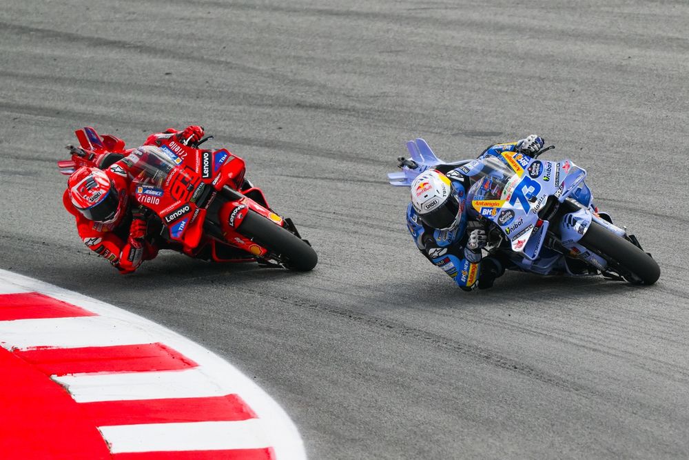 Álex Márquez plaatst de beslissende inhaalactie bij Marc Márquez.