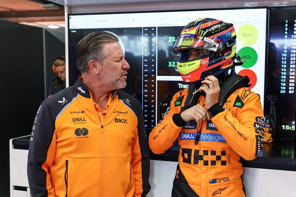 Oscar Piastri e Zak Brown, nel box McLaren