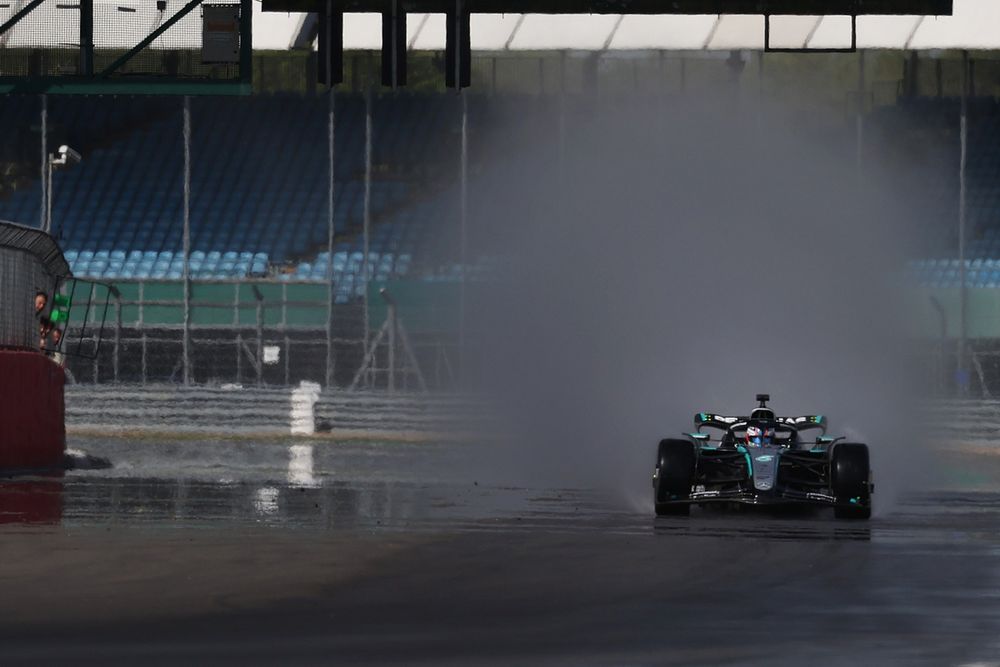 La Mercedes lors de tests Pirelli à Silverstone en 2025.