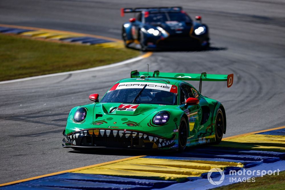 #77 AO Racing Porsche 911 GT3 R: Laurin Heinrich, Michael Christensen, Julien Andlauer