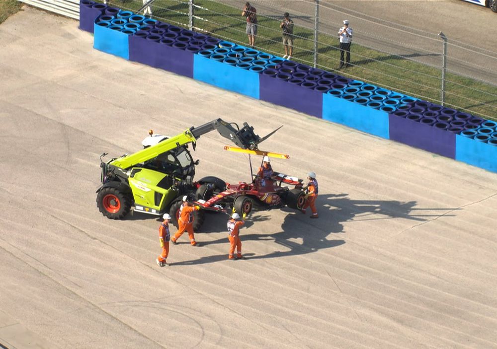 L'auto di Charles Leclerc, Ferrari SF-24, dopo l'incidente alla curva 4