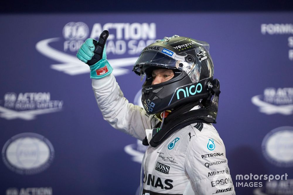 Nico Rosberg, Mercedes AMG, celebra la pole en Parc Ferme.