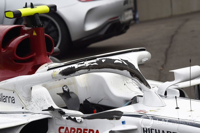 De beschadigde halo van Charles Leclerc na de crash op Spa.