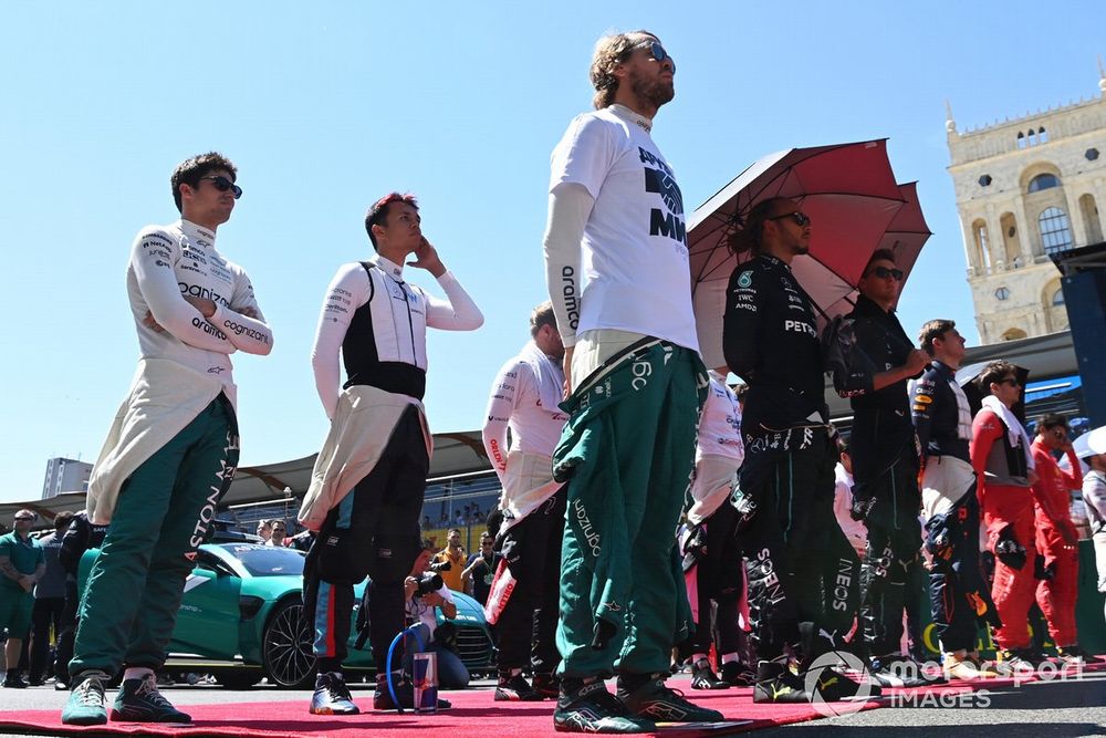 Sebastian Vettel, Aston Martin, Lewis Hamilton, Mercedes-AMG, George Russell, Mercedes-AMG, Max Verstappen, Red Bull Racing, Charles Leclerc, Ferrari, the other drivers stand on the grid prior to the start