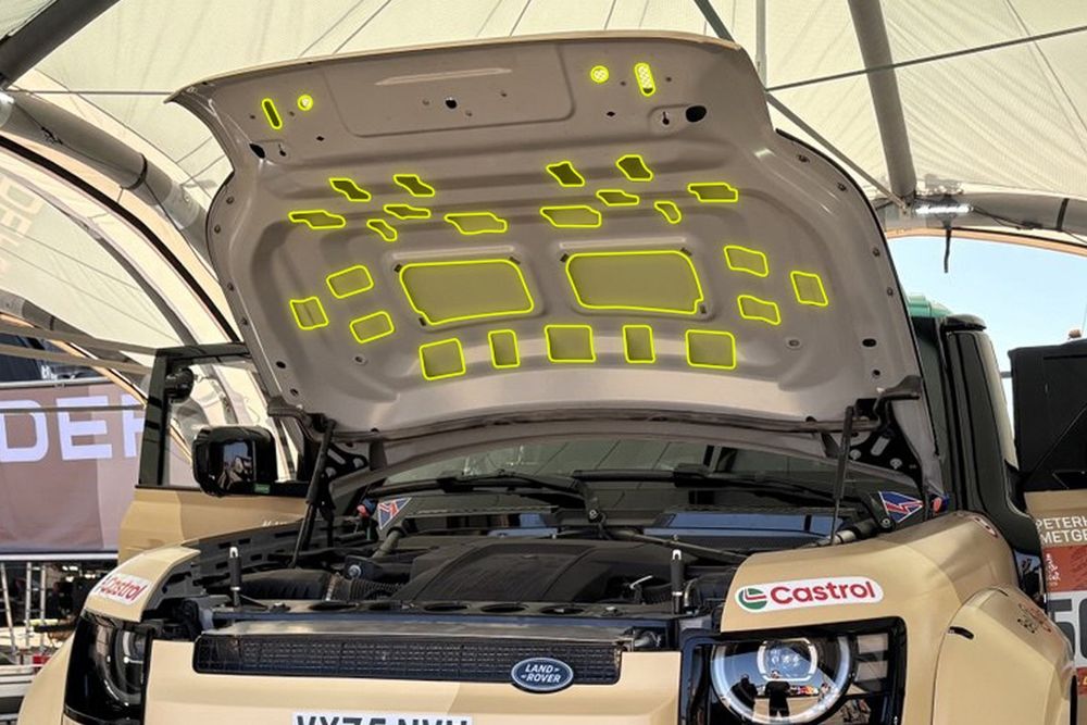 Le aperture nel cofano motore per canalizzare i flussi d'aria della Defender Rally 