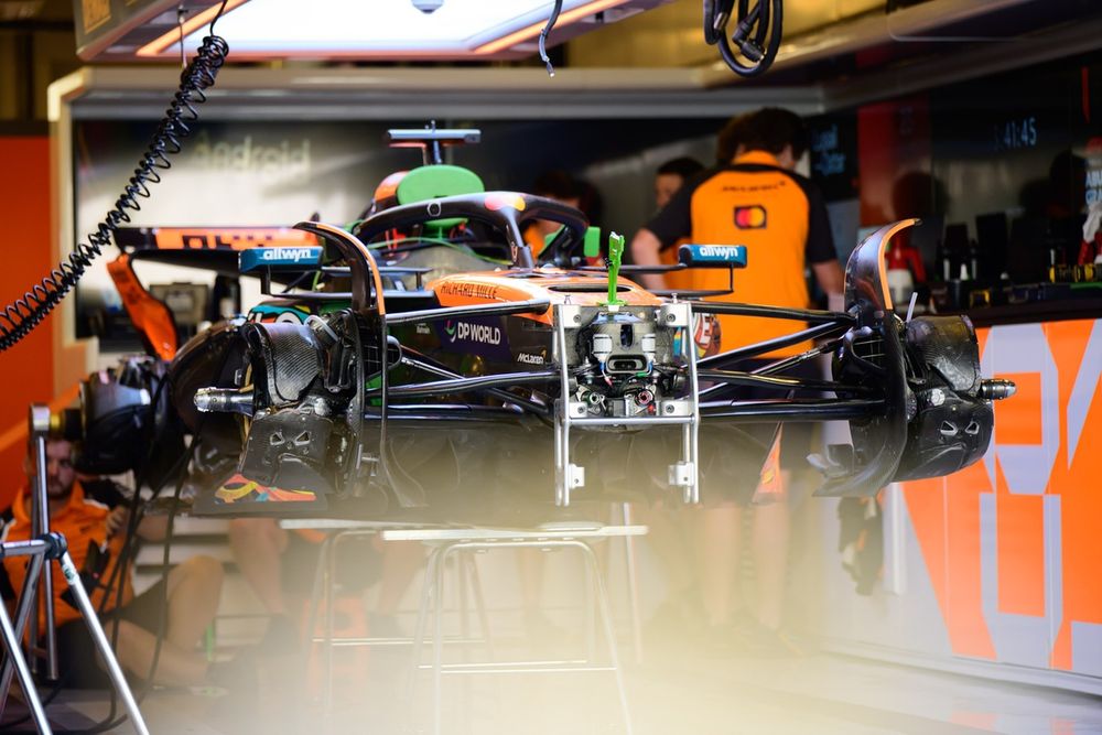 McLaren MCL39 con l'innovativa sospensione anteriore