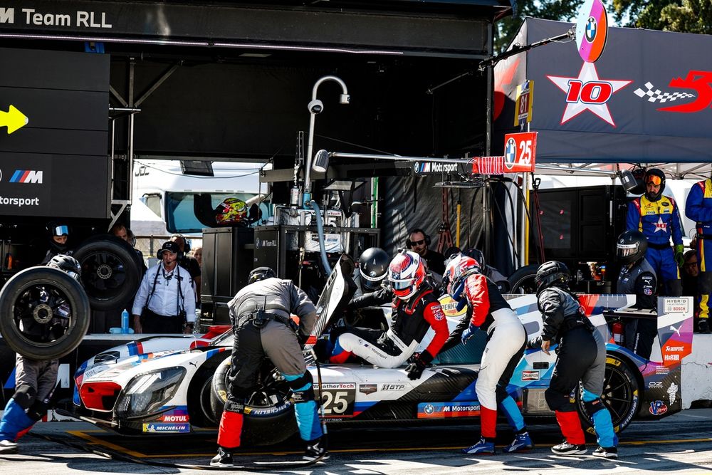 #25 BMW M Team RLL BMW M Hybrid V8: Marco Wittmann, Sheldon Van Der Linde, Robin Frijns
