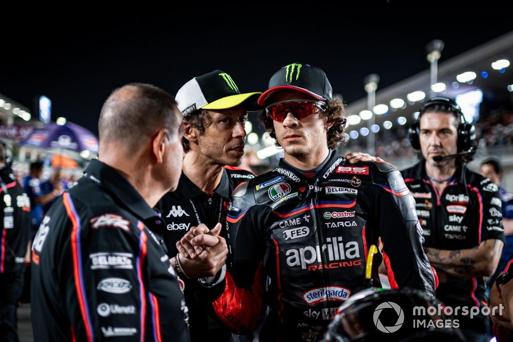 Marco Bezzecchi, Aprilia, y Valentino Rossi Qatar 2025