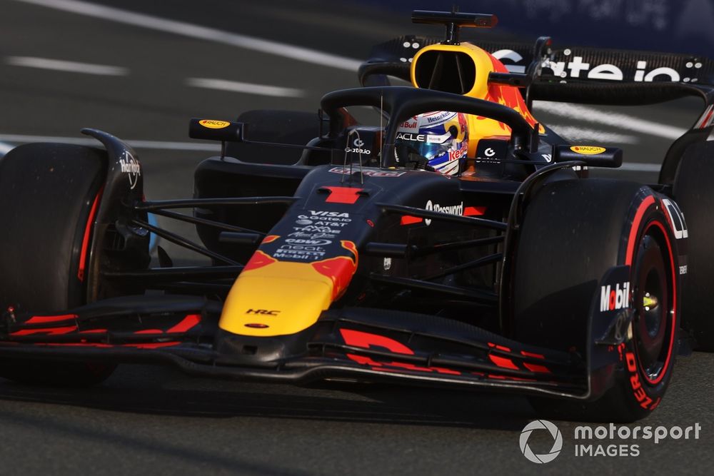 Verstappen verslaat Piastri voor F1-pole in Jeddah, Norris crasht
