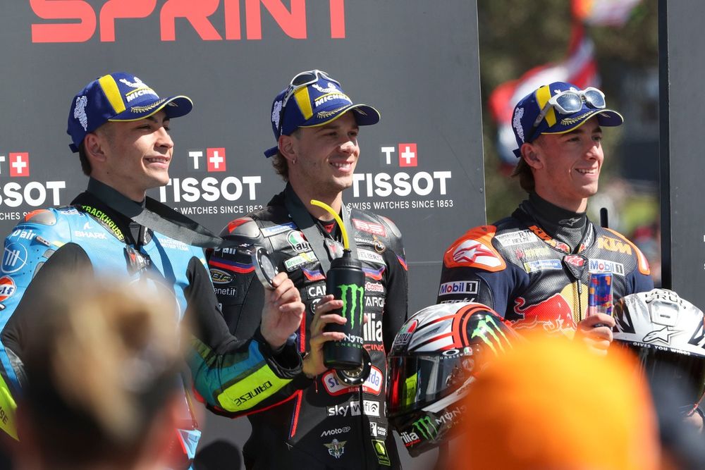 Aprilia terminó la temporada con un doblete 1-2 en Valencia con Raúl Fernández en el podio