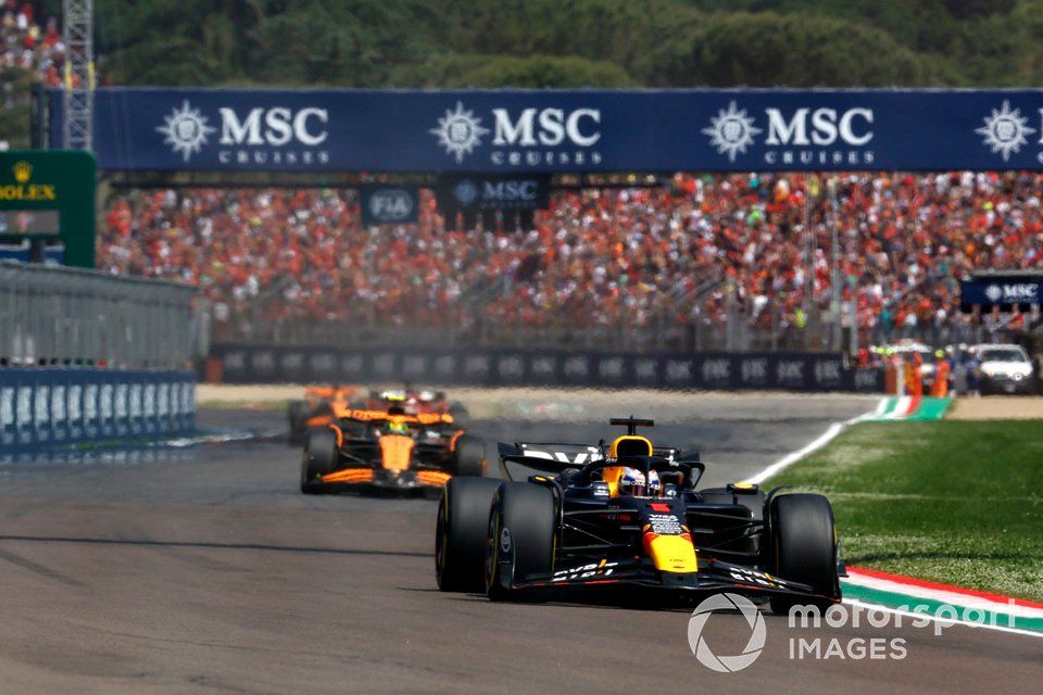 Max Verstappen próbujący utrzymać pierwszą pozycję przed Lando Norrisem