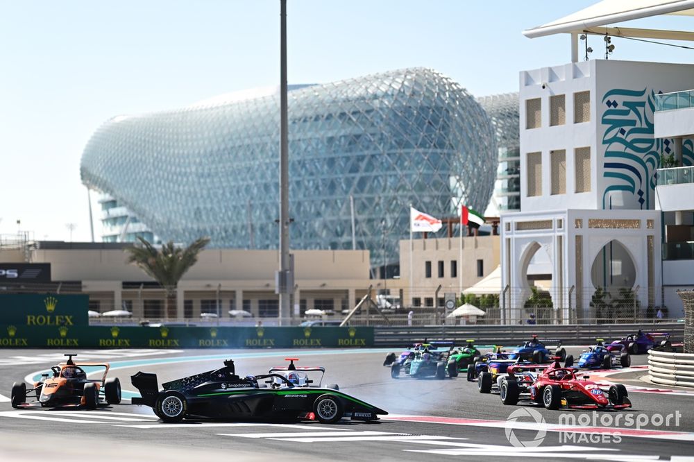 Chloe Chambers, Campos Racing collides with Doriane Pin, PREMA Racing at the start
