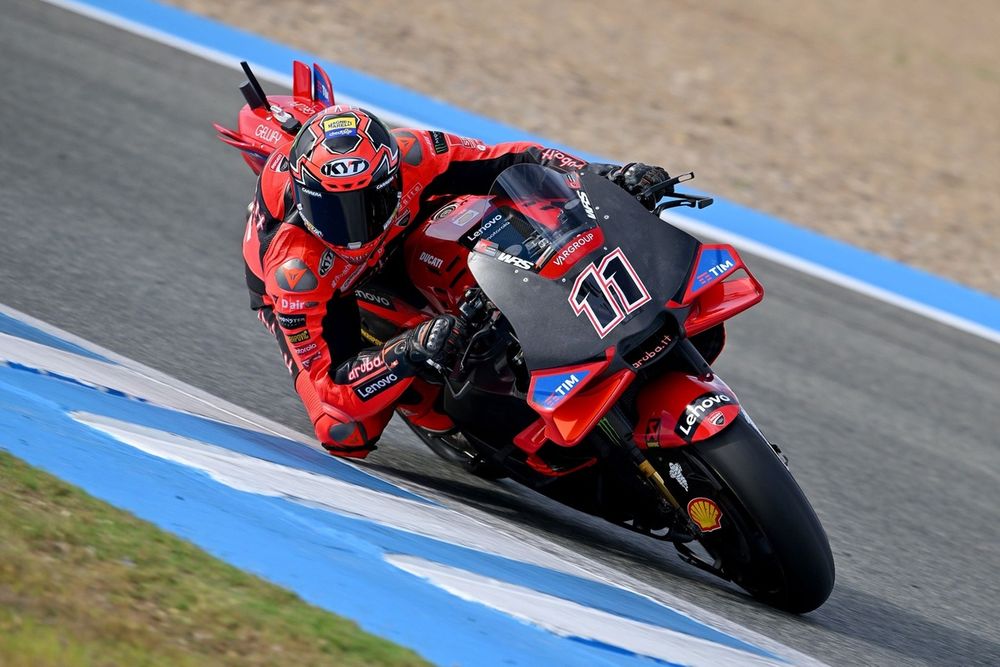 Nicolo Bulega, durante el test que hizo este jueves en Jerez con la Ducati GP25