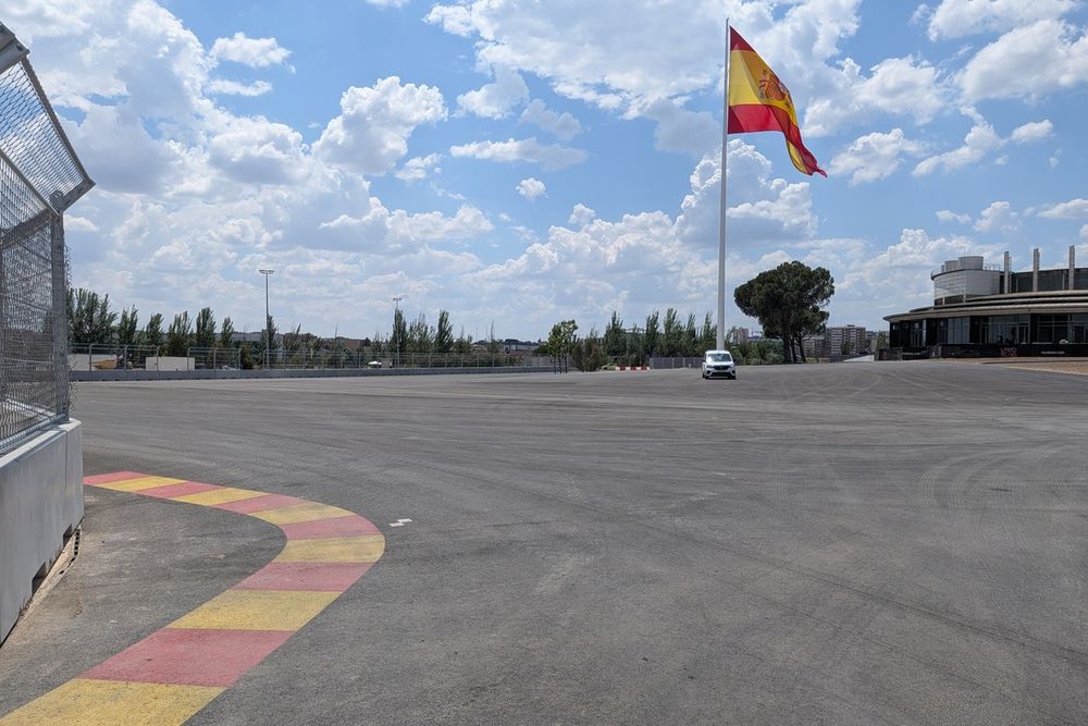 A sequência de curvas de abertura de Madring é uma chicane esquerda-direita apertada