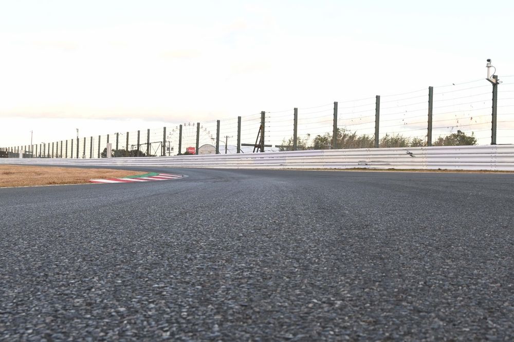 デグナー2側からの視点。下り勾配から、デグナー1イン側縁石付近がくぼんでいるのがお分かりいただけるだろうか