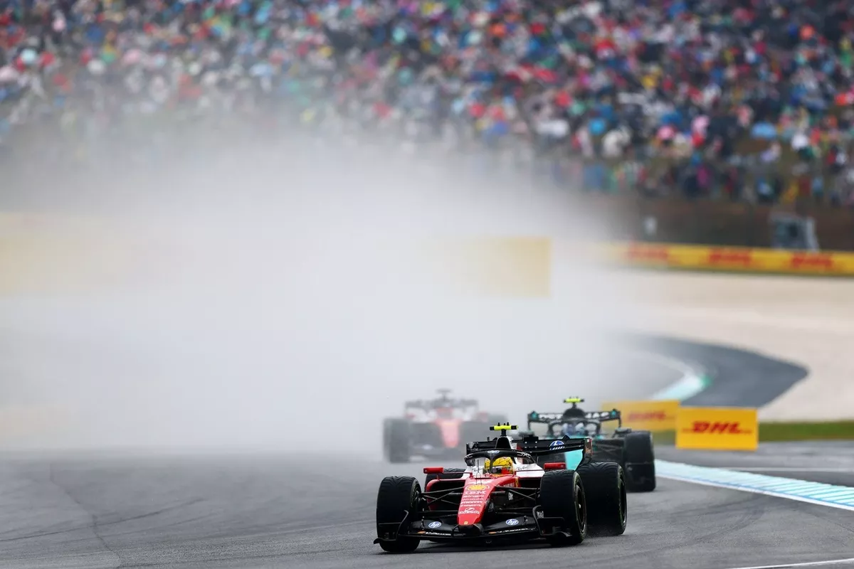 Sainz supports race timing