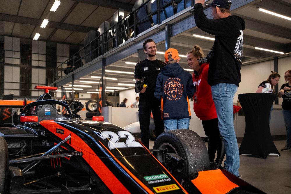 Er kon worden plaatsgenomen in de cockpit van een echte raceauto.