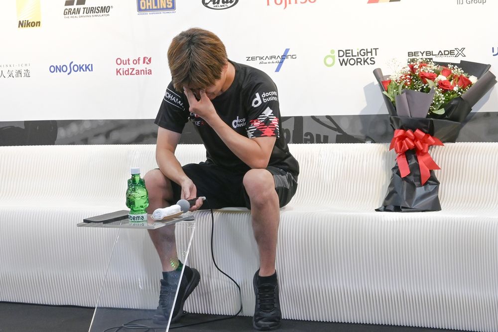 会見で号泣する大嶋