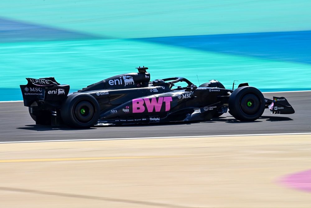 Ryo Hirakawa con l'Alpine mule car per lo sviluppo delle gomme Pirelli 2026