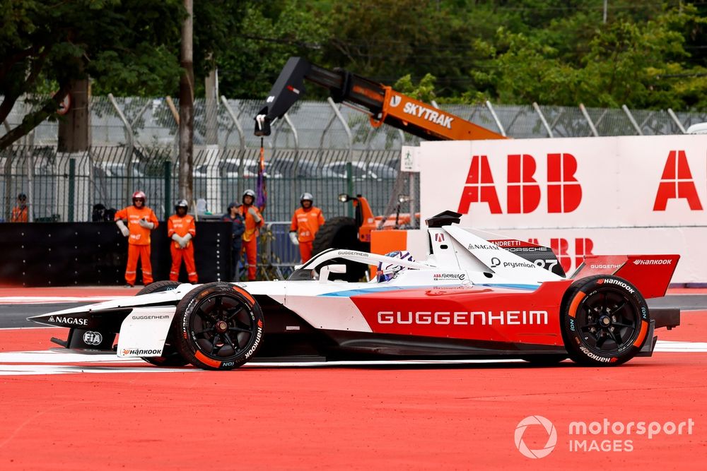Jake Dennis Andretti Formula E Porsche 99X Electric Gen3 ferma a bordo pista dopo un problema