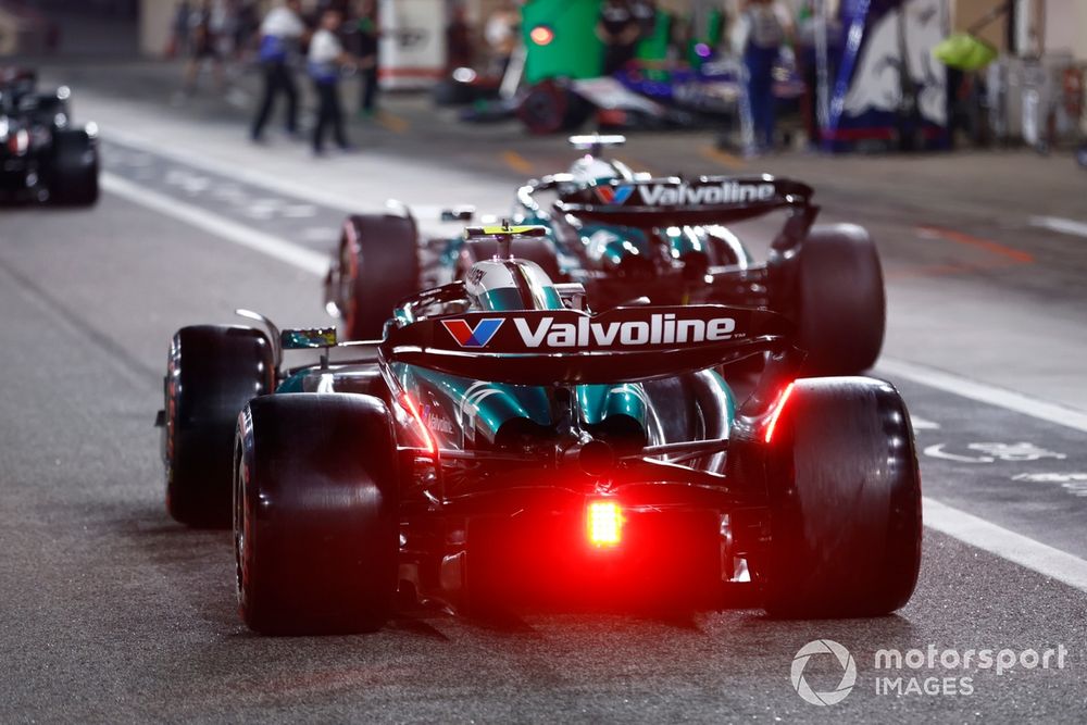 Fernando Alonso, Aston Martin AMR24, en el pit lane