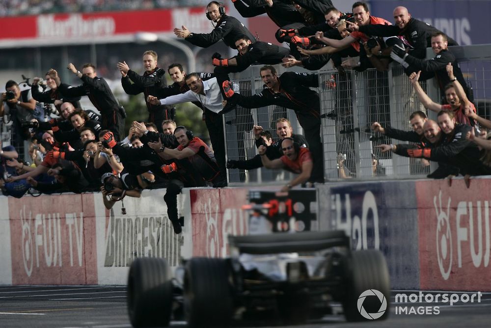 Ganador de la carrera, Kimi Raikkonen, McLaren Mercedes MP4-20
