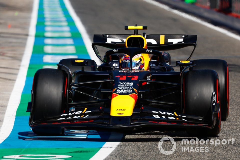 Sergio Pérez, Red Bull Racing RB20, en boxes