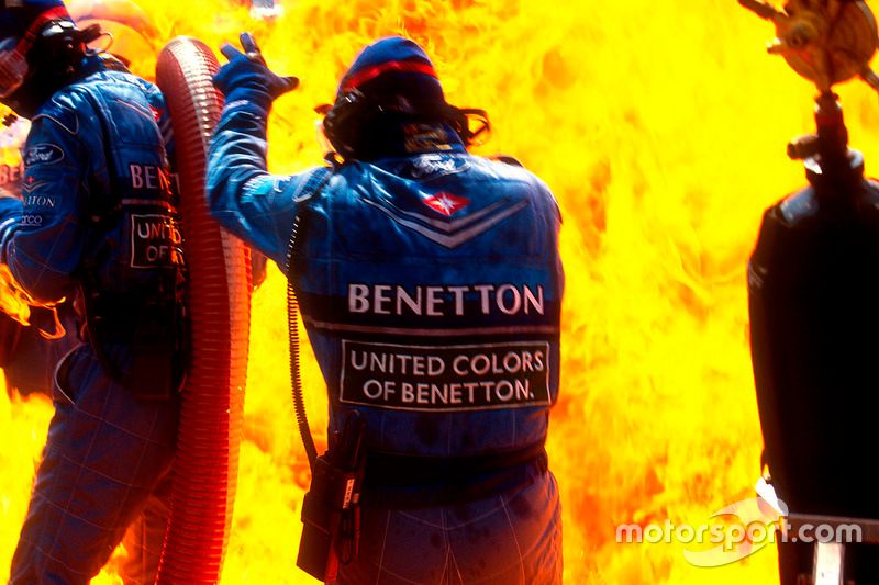 Des mécaniciens pris dans l'incendie de la Benetton de Jos Verstappen à Hockenheim.