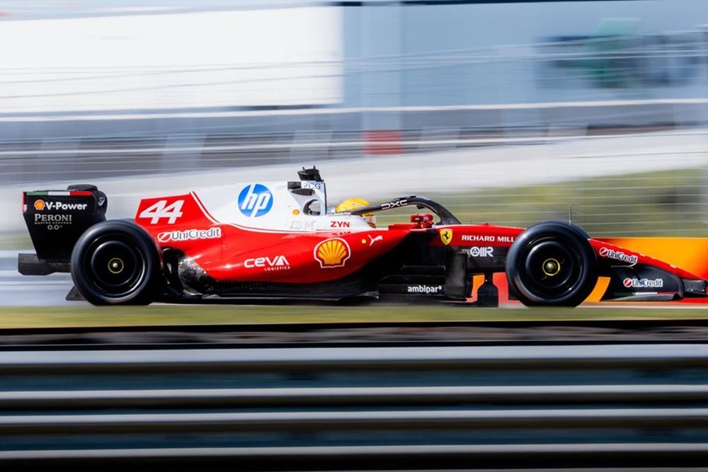 Lewis Hamilton en acción en el test de Fiorano de Pirelli con pista mojada