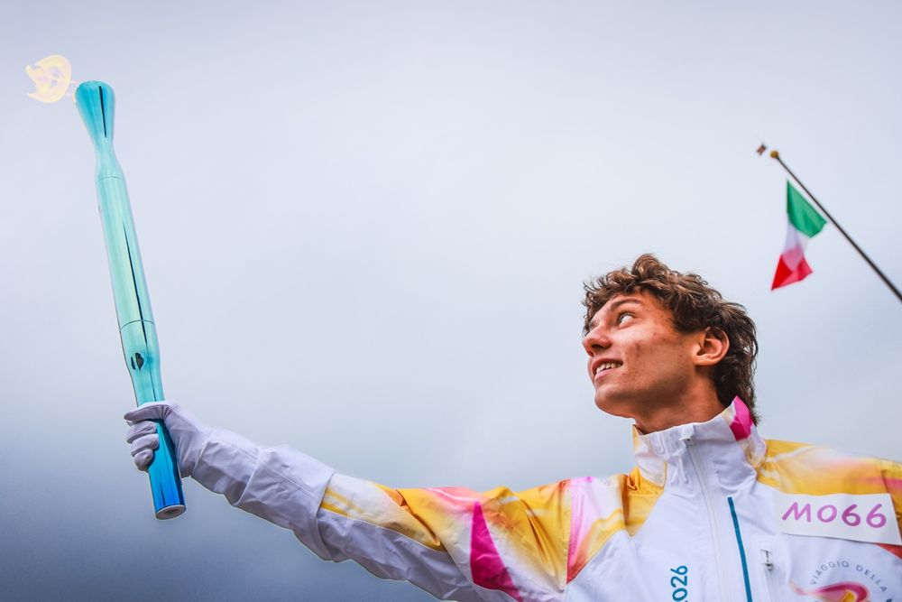 Andrea Kimi Antonelli, pilota Mercedes, tedoforo a Palmanova