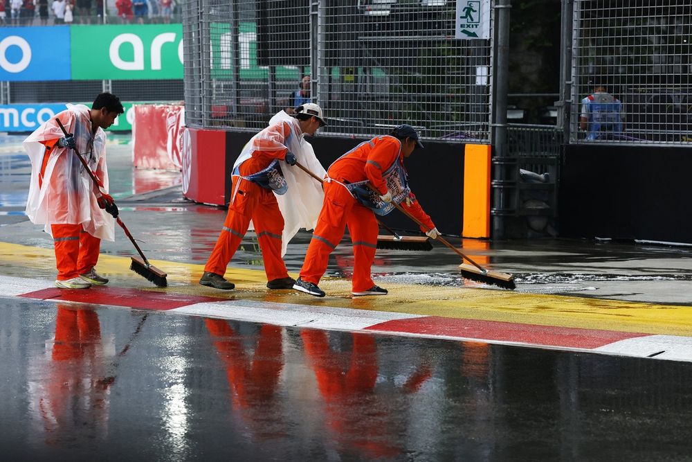 Marshals before the delayed start
