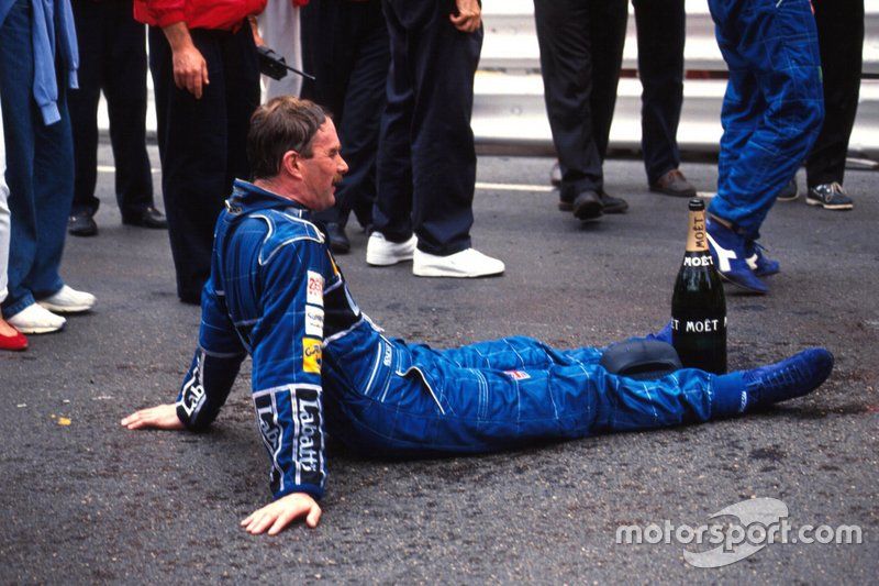 Nigel Mansell, campione del mondo 1992 con la Williams: eccolo con la tuta Sparco