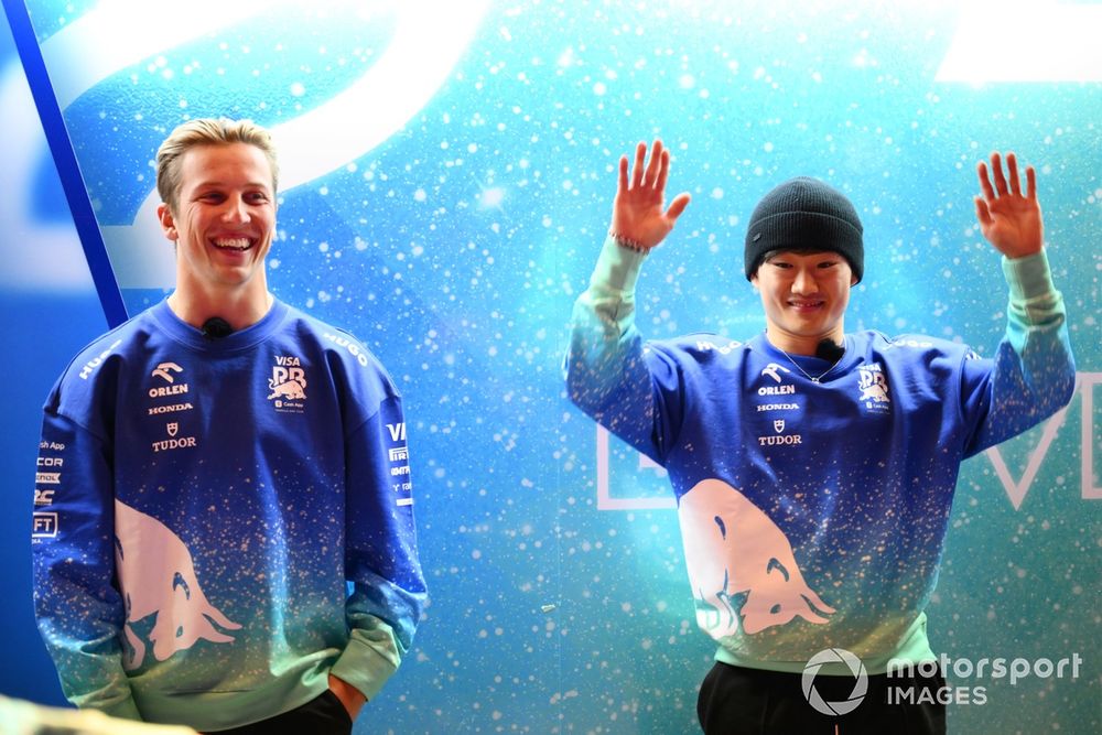 Yuki Tsunoda ora sorride con Liam Lawson: ha passato una notte in aeroporto all'ufficio immigrazione