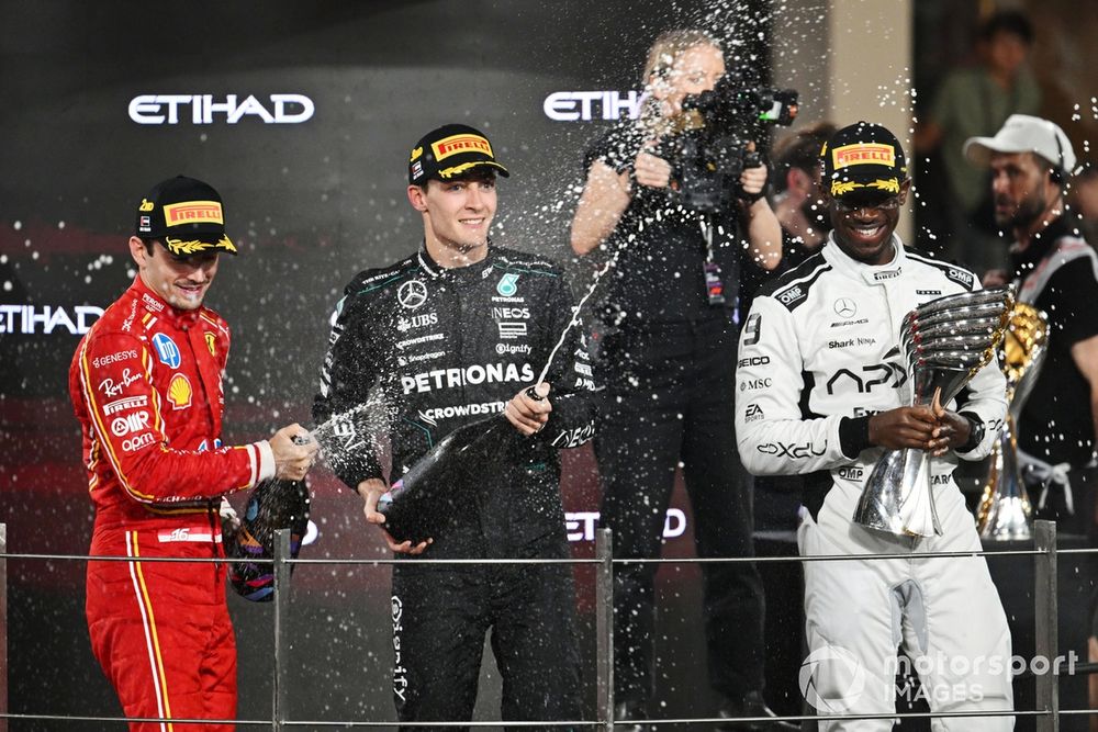Charles Leclerc, Scuderia Ferrari, George Russell, Mercedes-AMG F1 Team, y el actor Damson Idris graban una escena para la pelicula