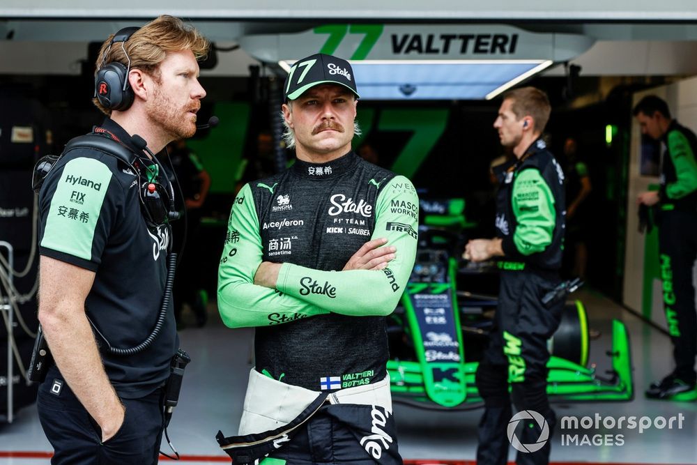 Valtteri Bottas, Stake F1 Team KICK Sauber, with an engineer