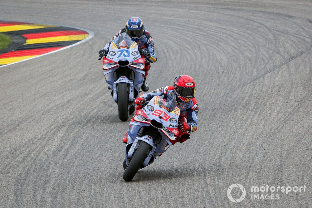 Marc Márquez a dépassé son frère Álex à deux tours de l'arrivée.