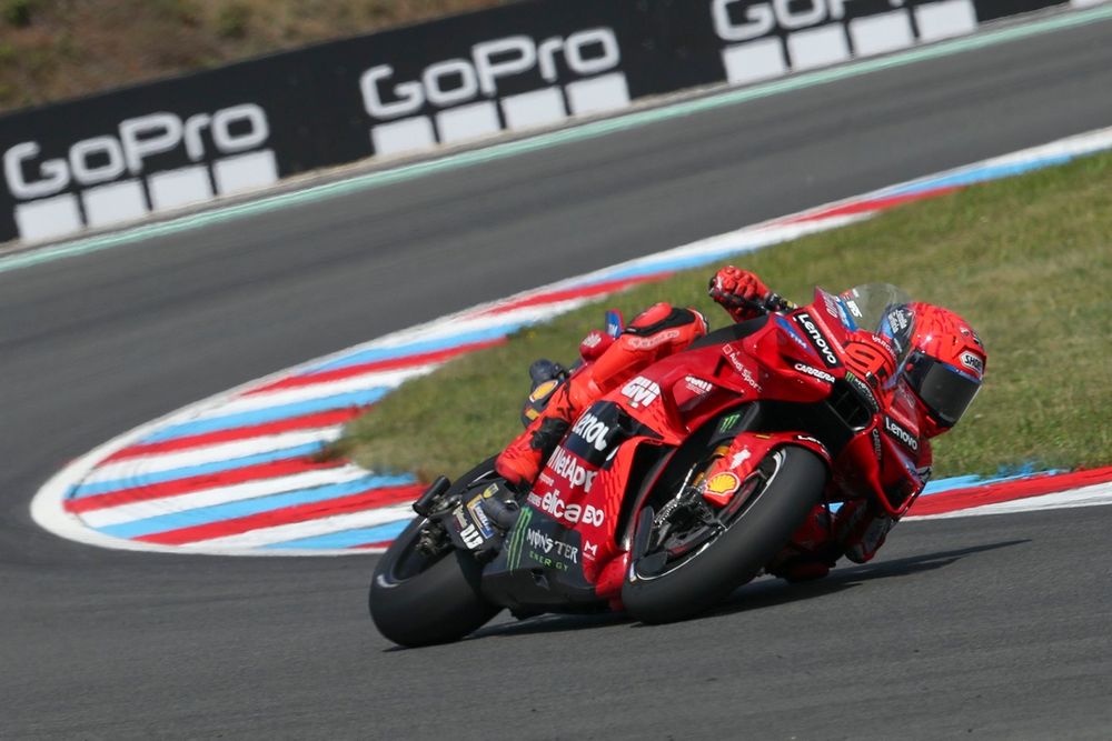 Марк Маркес и Педро Акоста против программного обеспечения MotoGP против Highside